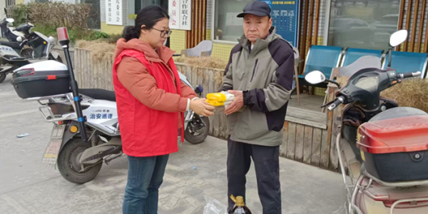 成都市新都区石板滩街道木兰社区老年协会：新春慰问到  关怀暖人心 ...